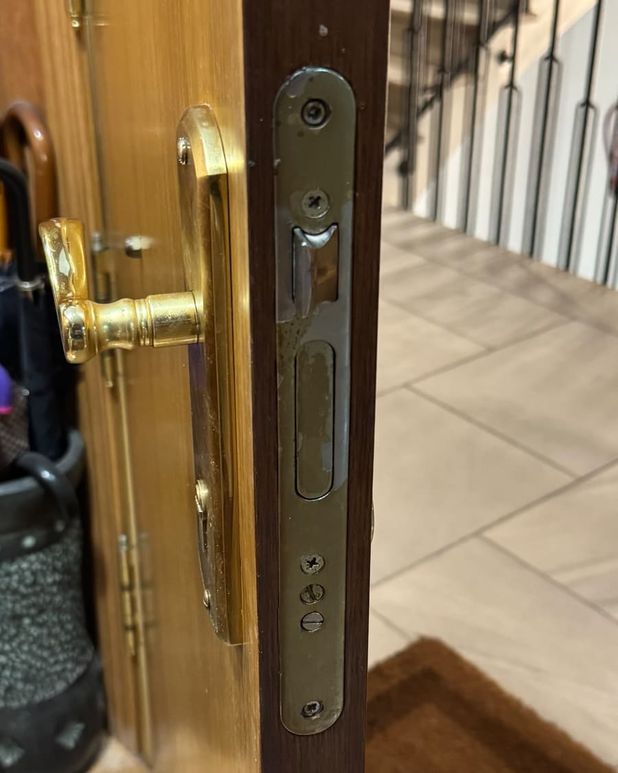 Frente de cerradura de una puerta de entrada abierta