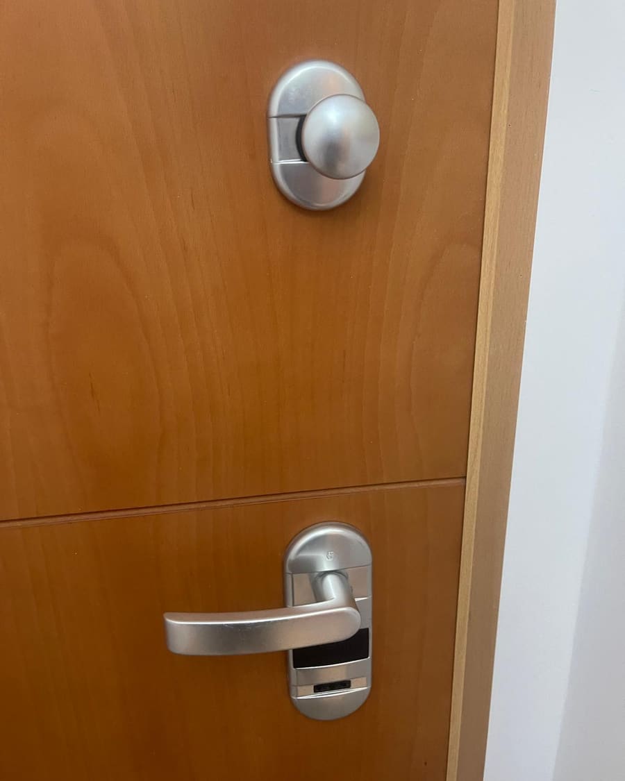 Cerradura y manilla nuevas recién instaladas en una puerta