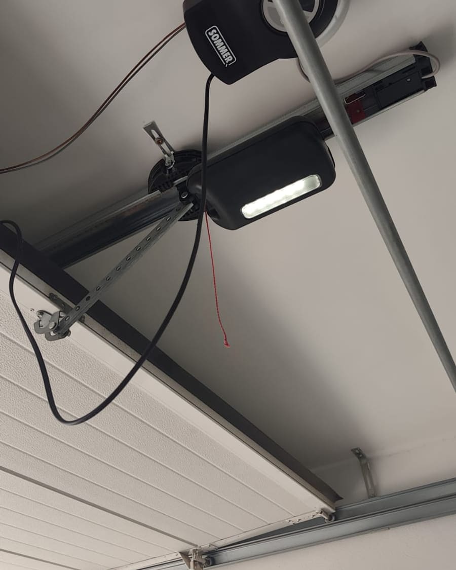 Motor de una puerta de garaje automática instalado en el techo