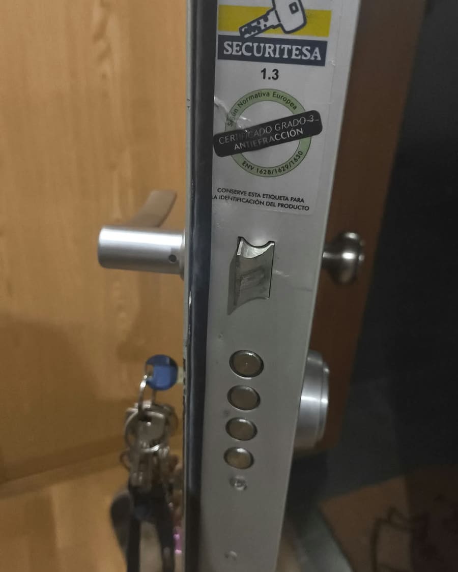 Canto de una puerta acorazada con certificado de grado 3 antiefracción